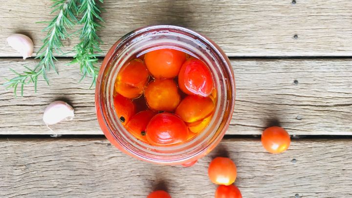 طرز تهیه ترشی گوجه گیلاسی طرز تهیه ترشی گوجه گیلاسی