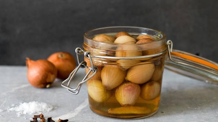 مراحل تهیه ترشی موسیر با رب انار مراحل تهیه ترشی موسیر با رب انار