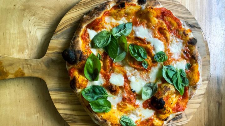 مراحل تهیه پیتزای تابه‌ای بدون نیاز به نان و فر