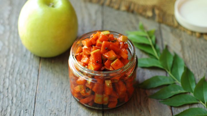 طرز تهیه ترشی سیب ترش