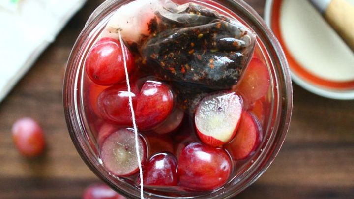 مراحل تهیه ترشی انگور شانی