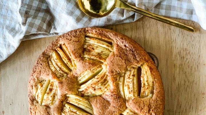 مراحل تهیه یک دسر پاییزی با سیب