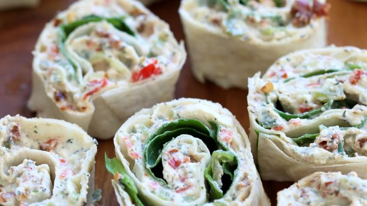 نکات و فوت و فنهای تهیه رول پنیر، گردو و سبزیجات نکات و فوت و فنهای تهیه رول پنیر، گردو و سبزیجات