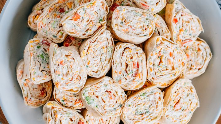 مراحل تهیه رول پنیر، گردو و سبزیجات مراحل تهیه رول پنیر، گردو و سبزیجات