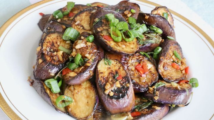 مراحل تهیه خورشت ریحان با بادمجان مراحل تهیه خورشت ریحان با بادمجان