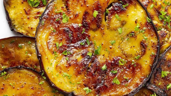 مراحل تهیه بادمجان سوخاری پنیری مراحل تهیه بادمجان سوخاری پنیری