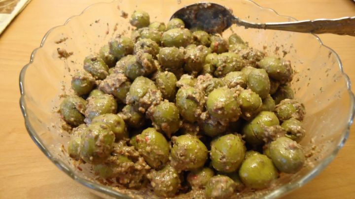 مراحل تهیه زیتون پرورده با پیاز مراحل تهیه زیتون پرورده با پیاز