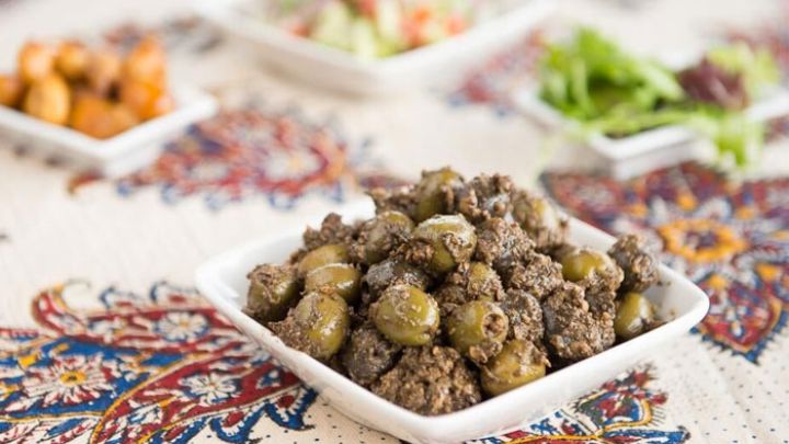 مراحل تهیه زیتون پرورده بدون انار