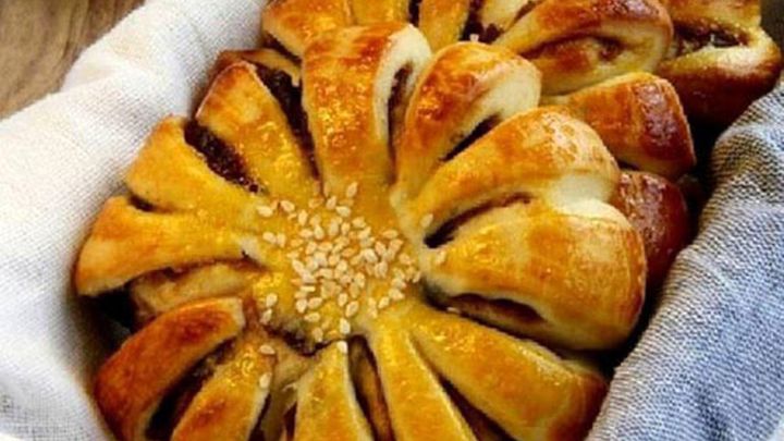 طرز تهیه نان خرمایی را بدون استفاده از کره