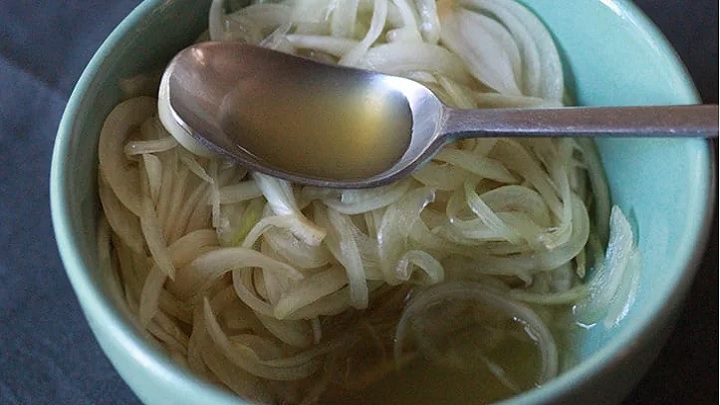 طرز تهیه شربت آب پیاز برای سرماخوردگی بدون نیاز به جوشیدن