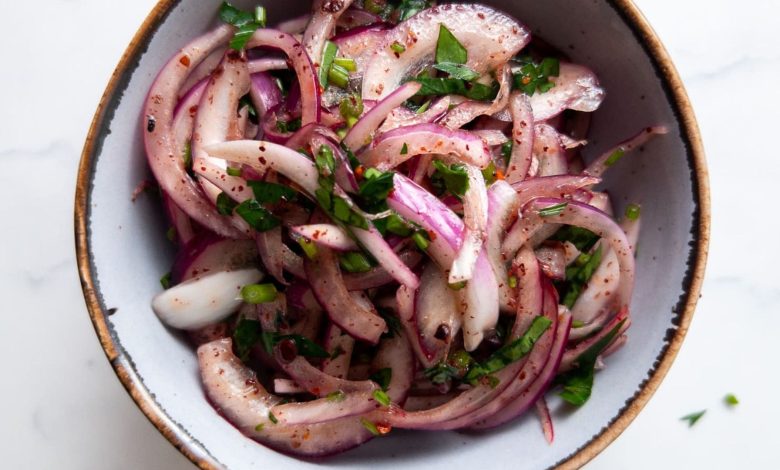 طرز تهیه ترشی پیاز بندری با رب انار؛ ترکیبی خاص اما خوشمزه
