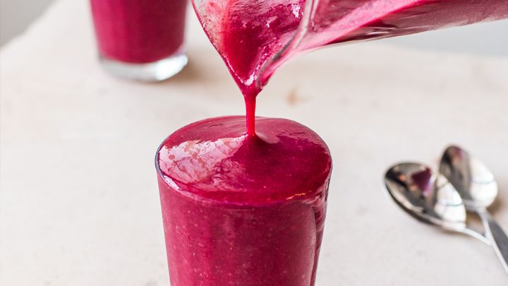 مراحل تهیه میلک شیک انگور یاقوتی