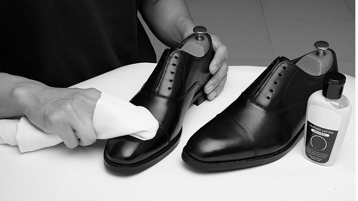 رفع چروک کفش با روغن رفع چروک کفش با روغن