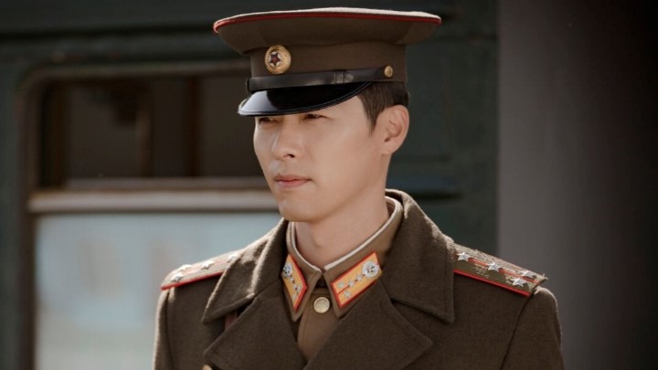 سقوط بر روی تو (Crash Landing on You) از بهترین فیلم و سریال‌های هیون بین 