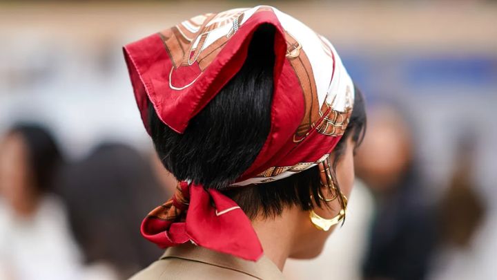 تبدیل موهای ساده به یک استایل خاص با مینی اسکارف