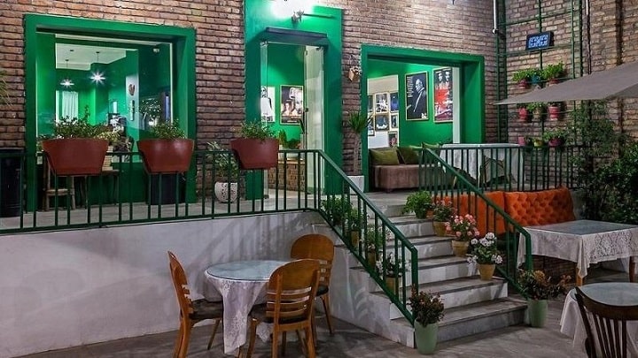 کافه فیلم، از کافه‌هایی است که در دل یک خانه‌‌ قدیمی جا خوش کرده است