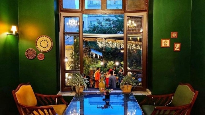 کافه دیوخونه، خانه‌ای قدیمی‌ است که حالا به یکی از جذاب‌ترین کافه‌های شهر تبدیل شده است