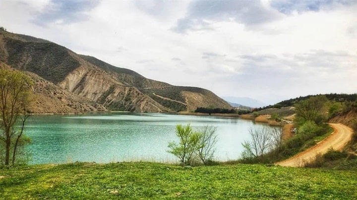 دریاچه سد دریوک از جاهای دیدنی چالوس در فصل پاییز