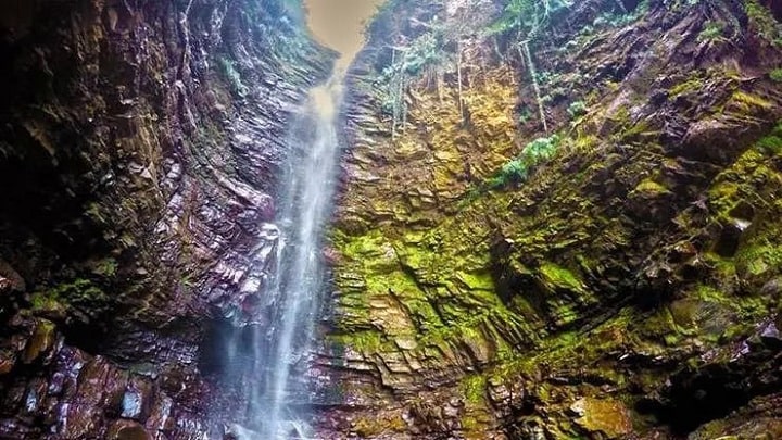 غار زنگیان از جاهای دیدنی سواد کوه در پاییز غار زنگیان از جاهای دیدنی سواد کوه در پاییز