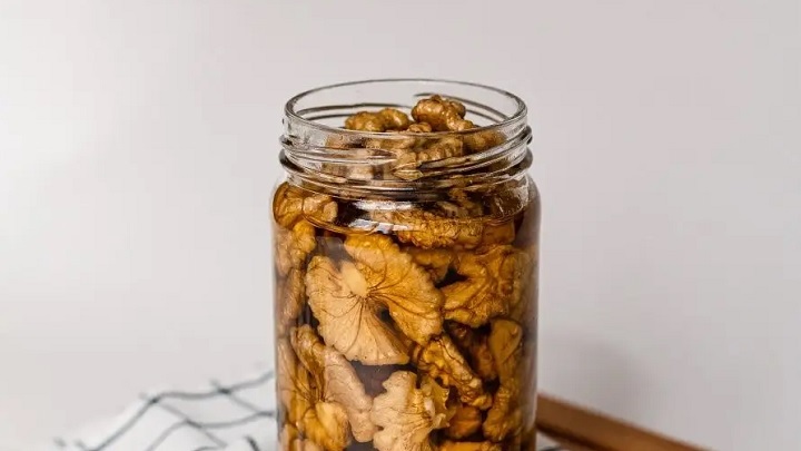 روش نگهداری گردوی تازه در آب و نمک روش نگهداری گردوی تازه در آب و نمک