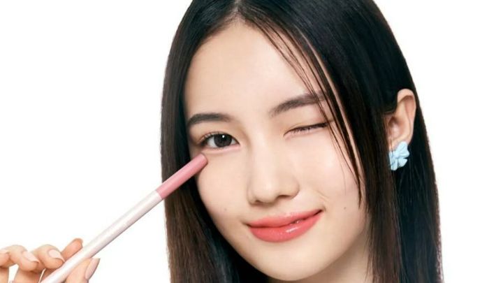 استفاده از خط چشم ساده و نازک برای میکاپهای مناسب چشم کرهای استفاده از خط چشم ساده و نازک برای میکاپهای مناسب چشم کرهای