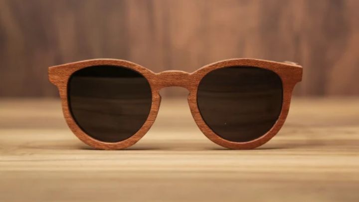 عینک‌های چوبی با فریم گربه‌ای