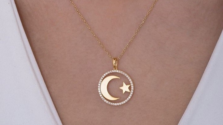 گردنبند ماه، سرمایه‌گذاری روی زیبایی