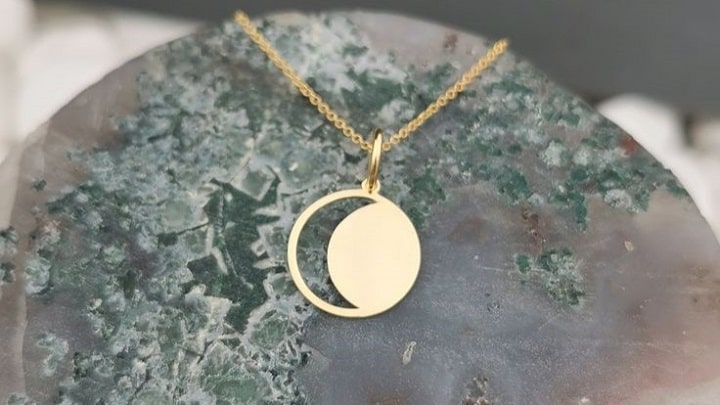 احساس خاص بودن با گردنبند ماه