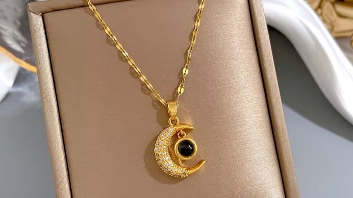 گردنبند ماه، نمادی از زنانگی و زیبایی گردنبند ماه، نمادی از زنانگی و زیبایی