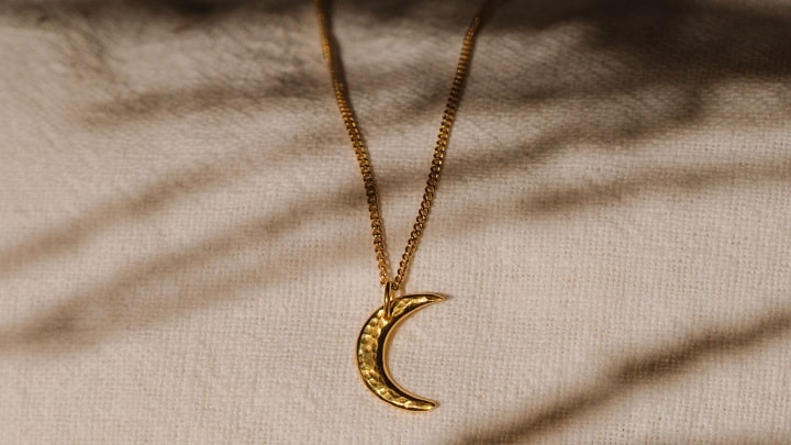 زیبایی کلاسیک با طرح مدرن گردنبند ماه زیبایی کلاسیک با طرح مدرن گردنبند ماه