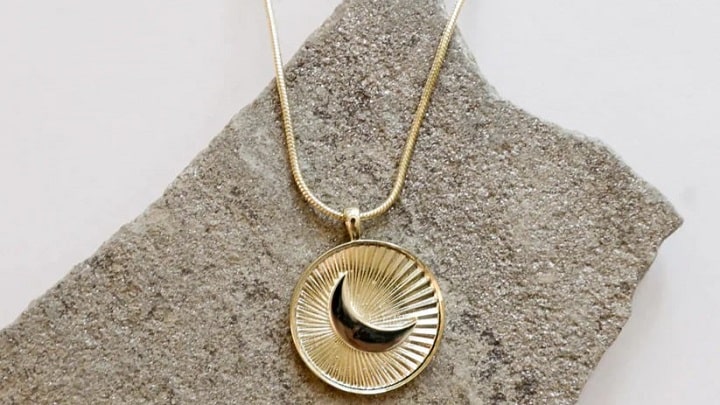 گردنبندی شاهانه با طرح ماه گردنبندی شاهانه با طرح ماه