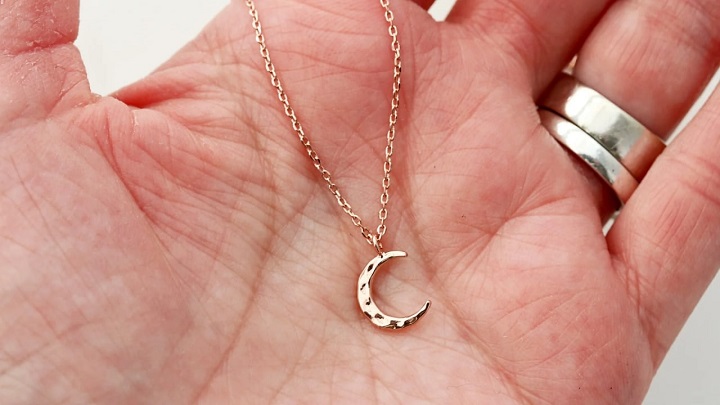 گردنبند ماه، نمادی از رویاها و آرزوها گردنبند ماه، نمادی از رویاها و آرزوها