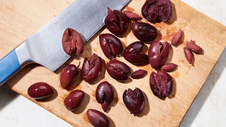 آموزش بیرون آوردن هسته زیتون آموزش بیرون آوردن هسته زیتون