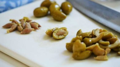 با این روشها، هسته زیتون را در یک چشم به هم زدن بیرون آورید