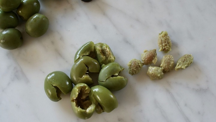 بهترین روشهای هسته گیری زیتون در خانه بهترین روشهای هسته گیری زیتون در خانه