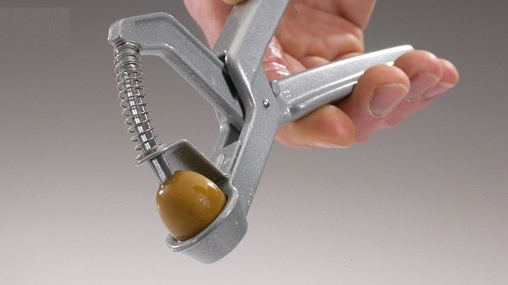 بیرون آوردن هسته زیتون به سادهترین روش ممکن بیرون آوردن هسته زیتون به سادهترین روش ممکن