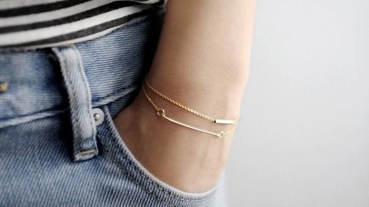 دستبند طلای ساده و مینیمال؛ انتخابی برای زنان قوی