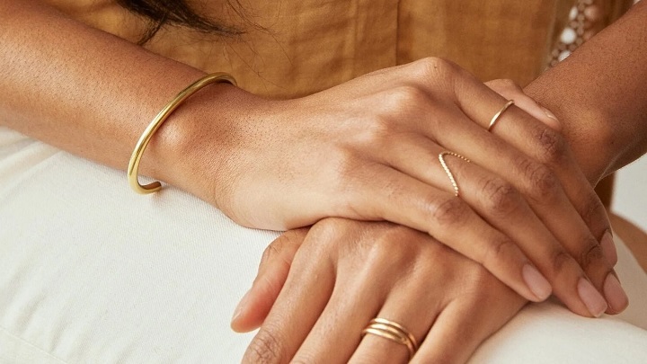 دستبند طلای ساده و مینیمال؛ دستبندهایی که به مچ شما می‌نشینند