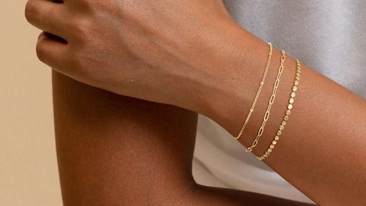 مینیمالیسم در دنیای طلا با دستبندهای ساده و ظریف