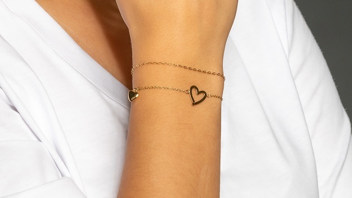 مینیمالیسم: کلید یک استایل بی‌نظیر با دستبندهای طلای ساده