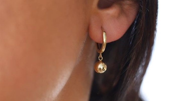 از مهمانی تا محل کار: گوشواره‌های رینگی طلا همراه همیشگی شما