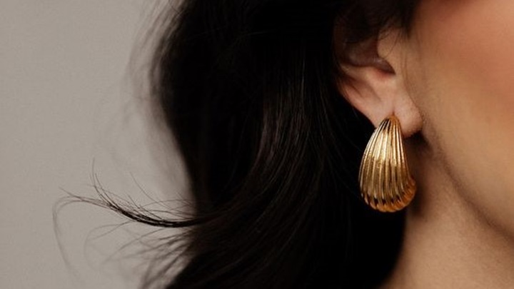 بروز باش با گوشوارههای رینگی طلا بروز باش با گوشوارههای رینگی طلا