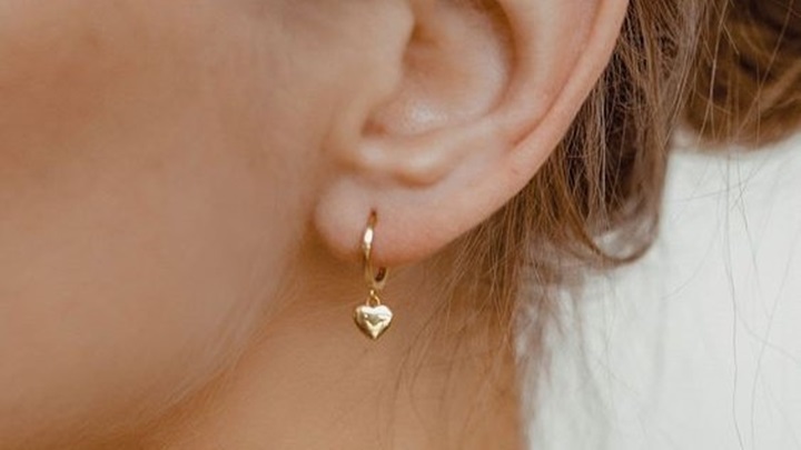 گوشواره‌های رینگی طلا: اکسسوری‌ای که هرگز از مد نمی‌افتد