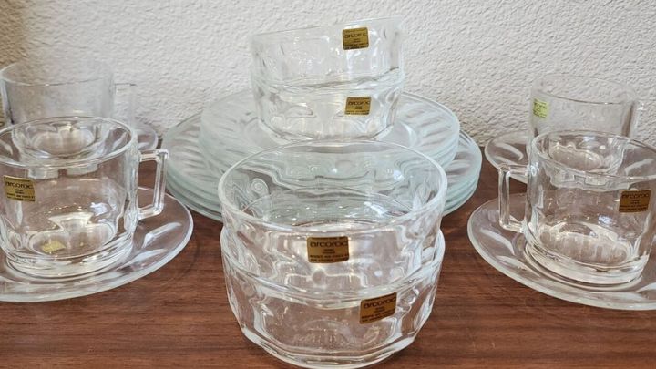 شفافیت و زیبایی در هر جرعه: سرویس استکان بلور