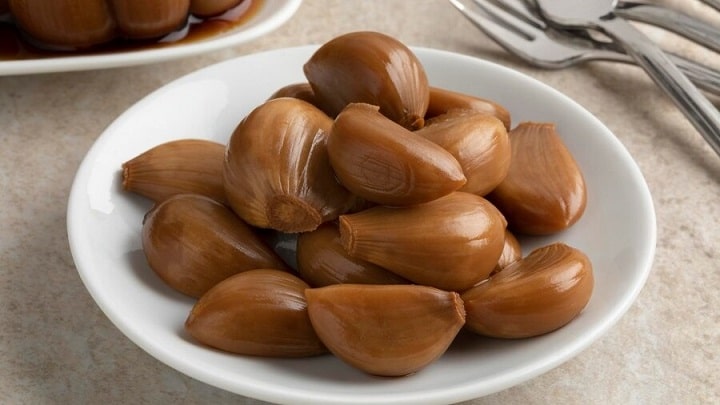 مراحل تهیه سیر ترشی یک روزه