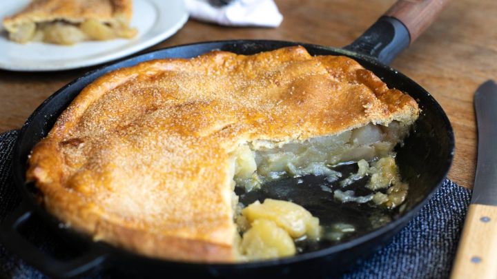 مراحل تهیه کیک پای سیب با ماهیتابه مراحل تهیه کیک پای سیب با ماهیتابه