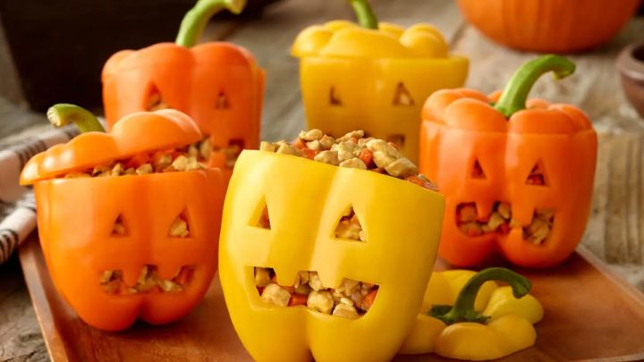 فلفل دلمه خشمگین؛ یک فینگرفود جذاب برای هالووین فلفل دلمه خشمگین؛ یک فینگرفود جذاب برای هالووین