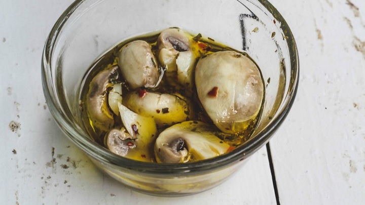 نکات و فوت و فن‌های تهیه ترشی قارچ با روغن زیتون