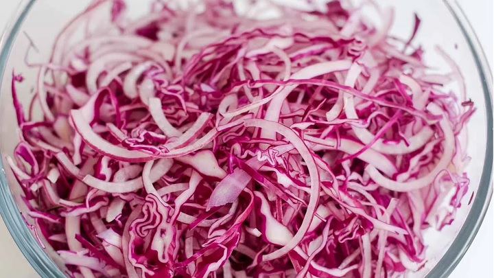 ترشی بنفش سلطنتی: ترکیب بی‌نظیر پیاز و کلم قرمز