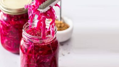 طرز تهیه ترشی پیاز با کلم قرمز؛ خوشمزه برای هر فصل